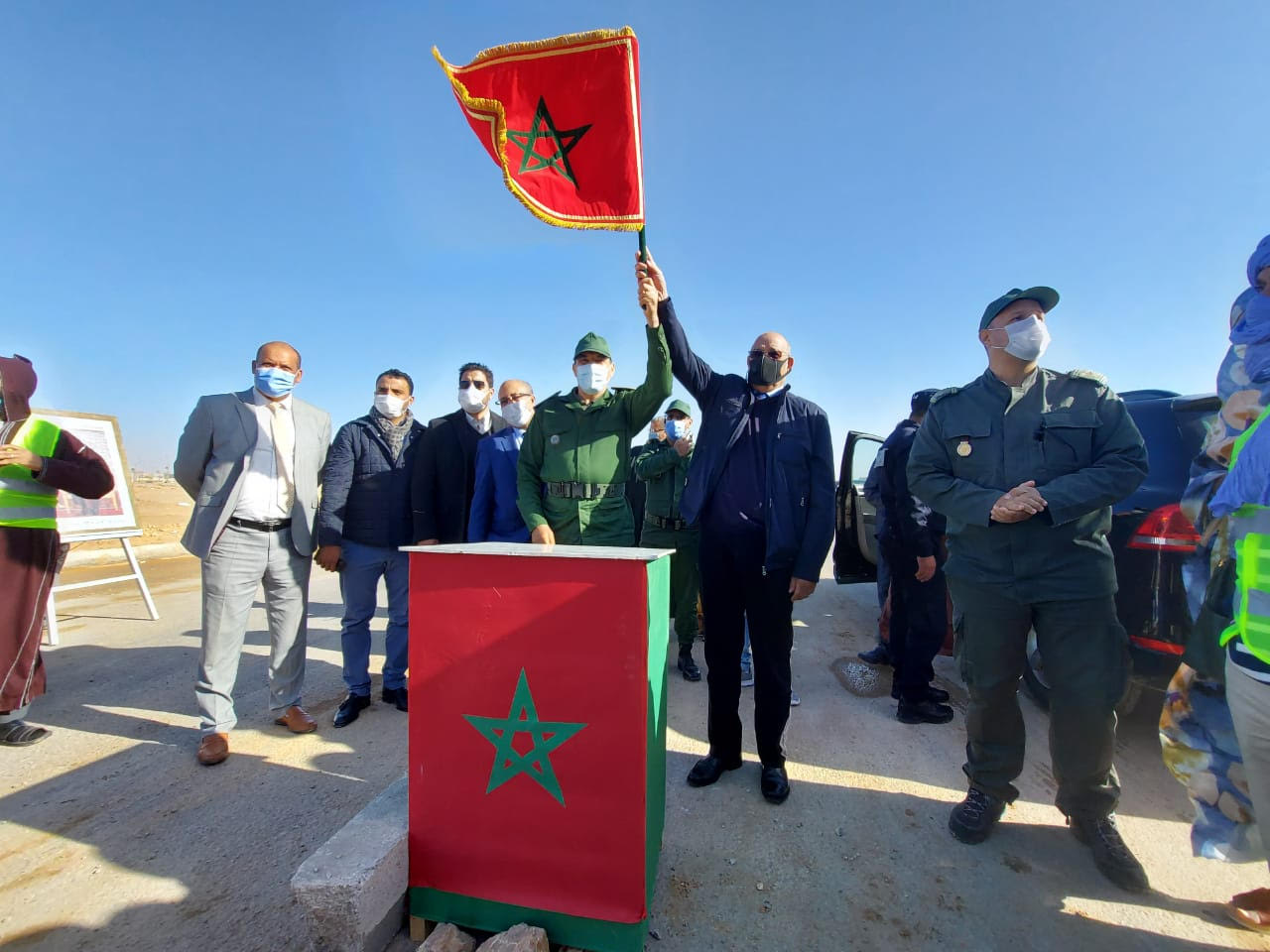 ولد الرشيد ووالي الجهة ومدير العمران يُشْرِفَانِ على أشغال إستكمال وتعزيز شبكة قنوات الصرف الصحي بالعيون ولد الرشيد ووالي الجهة ومدير العمران يُشْرِفَانِ على أشغال إستكمال وتعزيز شبكة قنوات الصرف الصحي بالعيون
