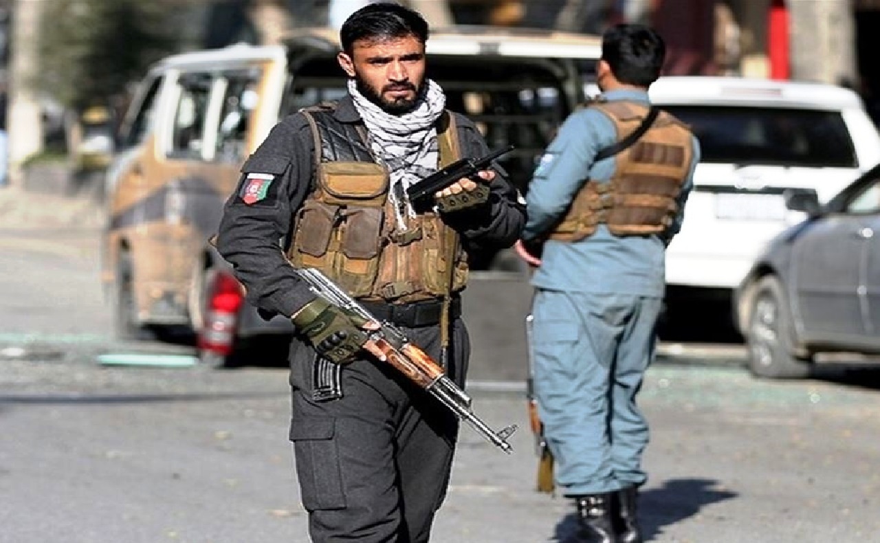 «كمينُ سيّارة»... مقتل صحافيّ أفغاني بالرّصاص!