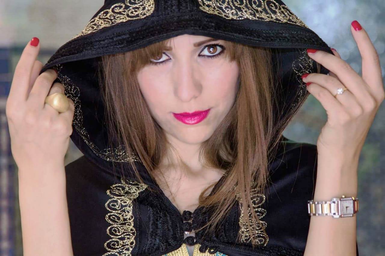 الفنانة المغربية جوليا تتألق في اللون الكلاسيكي الفنانة المغربية جوليا تتألق في اللون الكلاسيكي