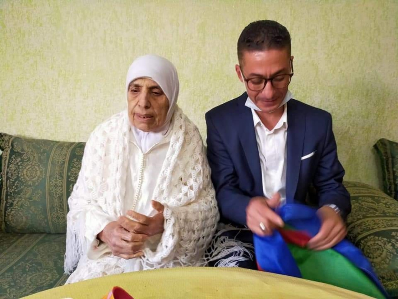 لبنى ابيضار ورشيد زناي يكرمان رائدة الفن الأمازيغي ميمونت نسروان لبنى ابيضار ورشيد زناي يكرمان رائدة الفن الأمازيغي ميمونت نسروان