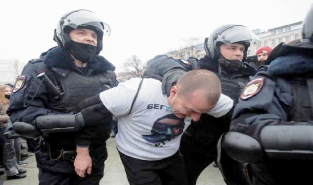 قوات الأمن الروسية تعتدي بالضرب على متظاهرين ضد الرئيس وتعتقل زوجة معارض معتقل