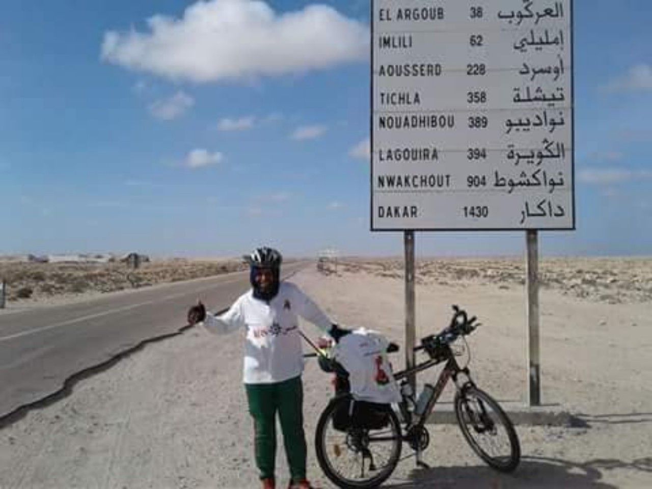 رحالة مغربي يتوجه إلى الكركرات بواسطة دراجته الهوائية رحالة مغربي يتوجه إلى الكركرات بواسطة دراجته الهوائية