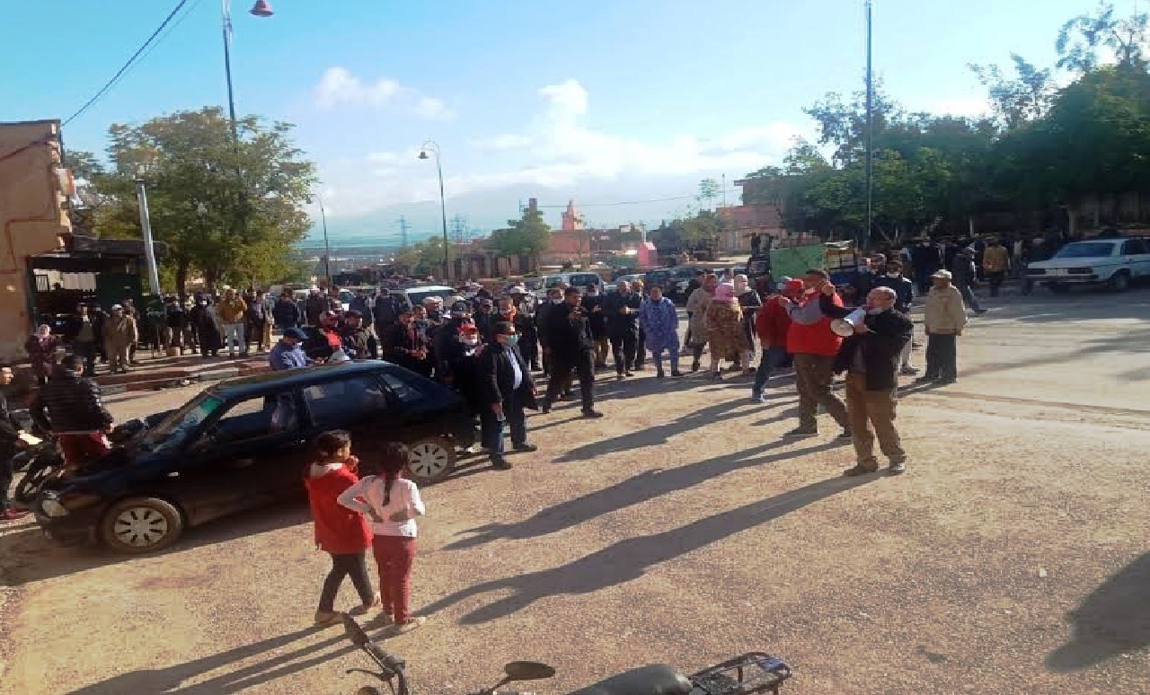 أعضاء المعارضة بالمجلس الجماعي لأفورار ينظمون وقفة الغضب ويدخلون في اعتصام مفتوح داخلها والسلطة تتدخل أعضاء المعارضة بالمجلس الجماعي لأفورار ينظمون وقفة الغضب ويدخلون في اعتصام مفتوح داخلها والسلطة تتدخل