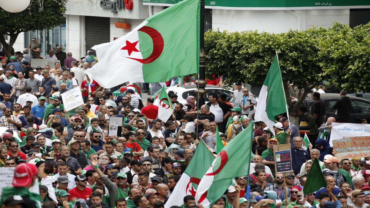 السليمي: فصول جديدة من الحراك الشعبي بالجزائر ونظام العسكر في ورطة السليمي: فصول جديدة من الحراك الشعبي بالجزائر ونظام العسكر في ورطة