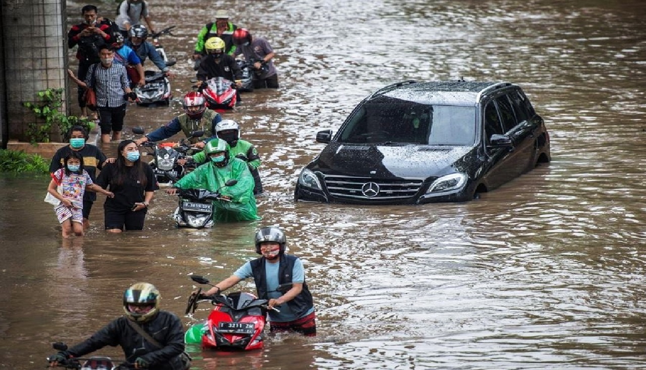 فيضانات عارمة تجتاح عاصمة إندونيسيا