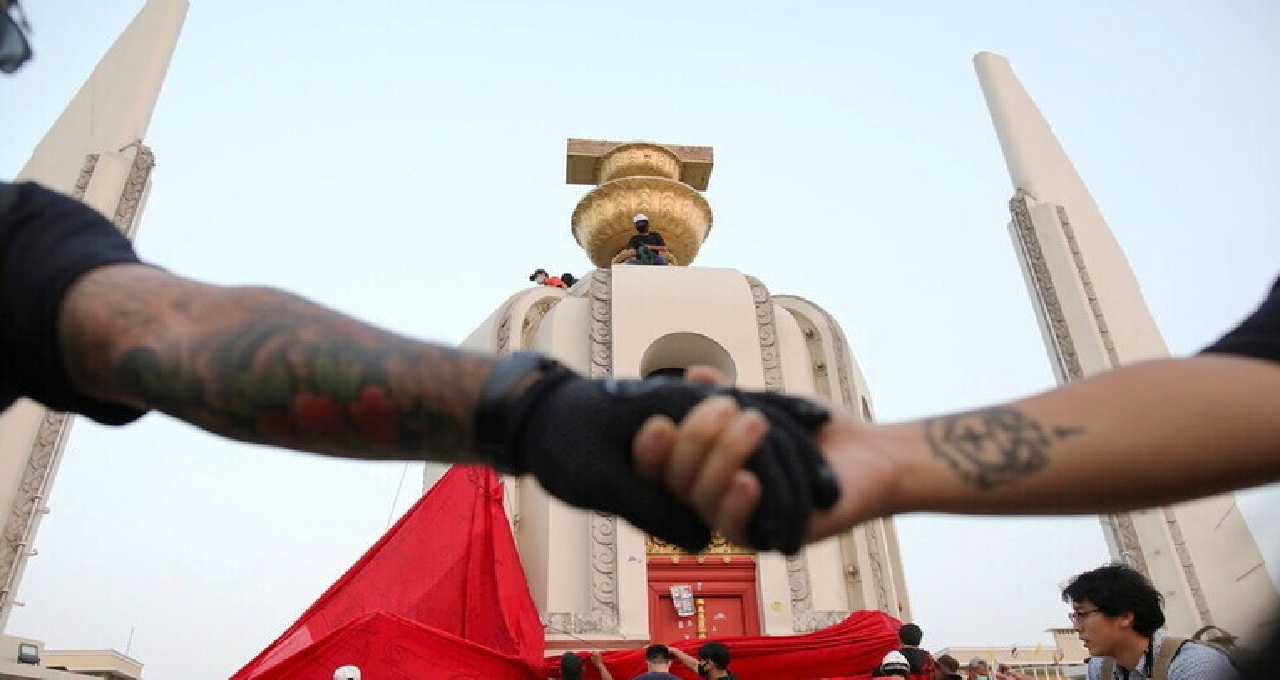 اشتباكات بين شرطة "التايلاند" ومحتجين بالقرب من "قصر الملك" اشتباكات بين شرطة "التايلاند" ومحتجين بالقرب من "قصر الملك"