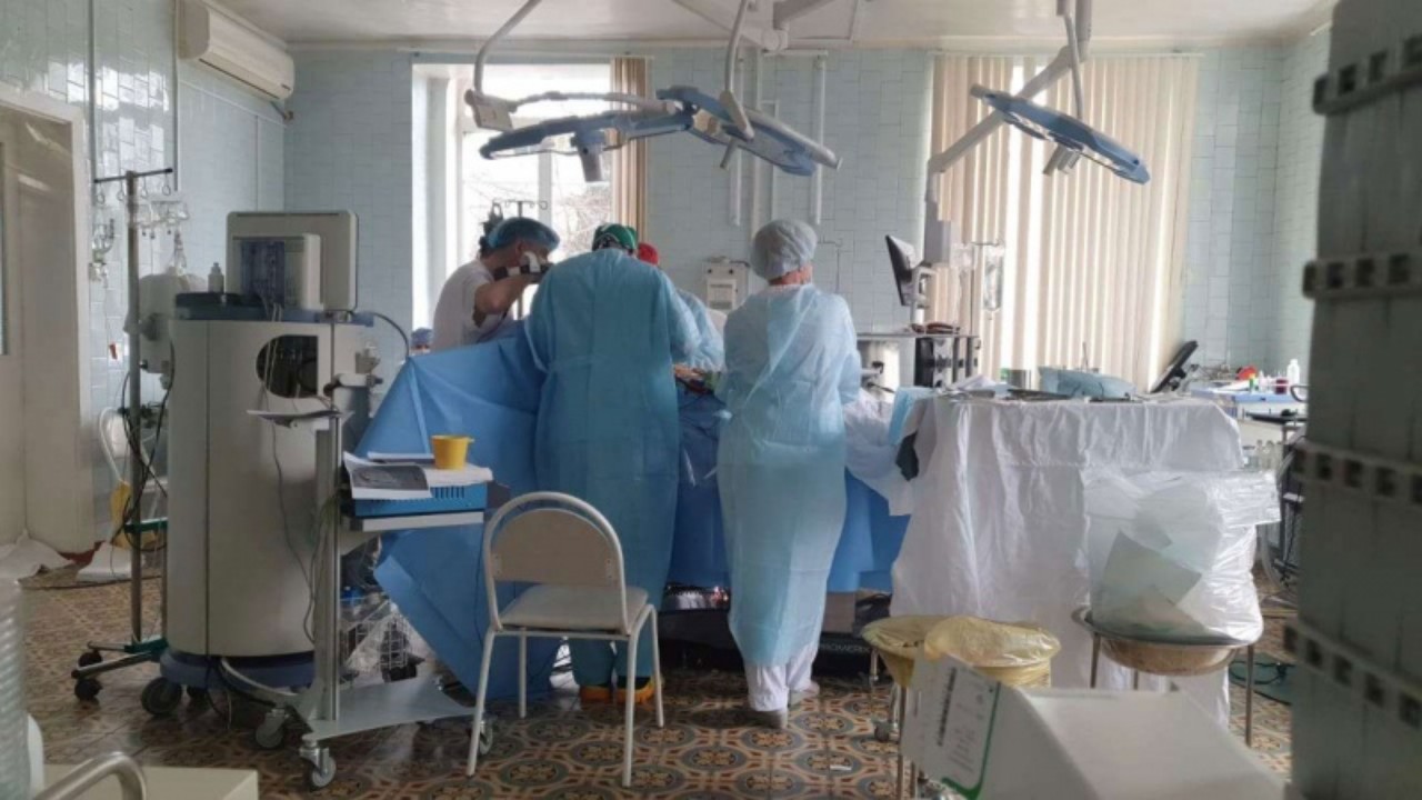 فريق طبي يجري عملية قلب مفتوح لمريض رغم النيران التي تحاصر المستشفى