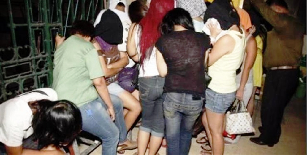 إعتقال 18 شخصا يشتبه في تورطهم في تسهيل البغاء وإعداد منزل للدعارة والفساد والاتجار بالبشر بمدينة فاس إعتقال 18 شخصا يشتبه في تورطهم في تسهيل البغاء وإعداد منزل للدعارة والفساد والاتجار بالبشر بمدينة فاس