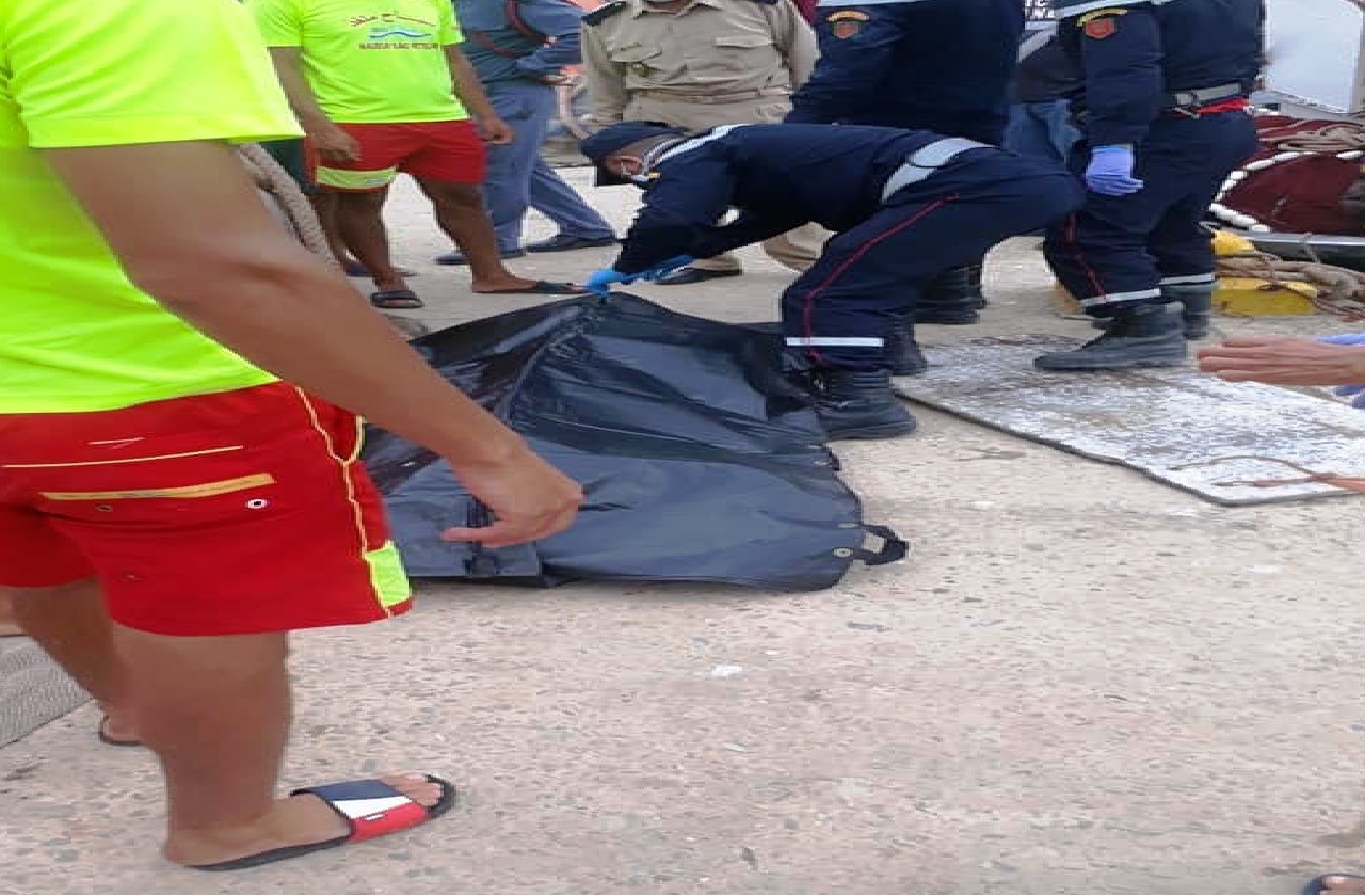 انتشال "جثة متحللة لمهاجرة" في "ميناء الحسيمة" انتشال "جثة متحللة لمهاجرة" في "ميناء الحسيمة"