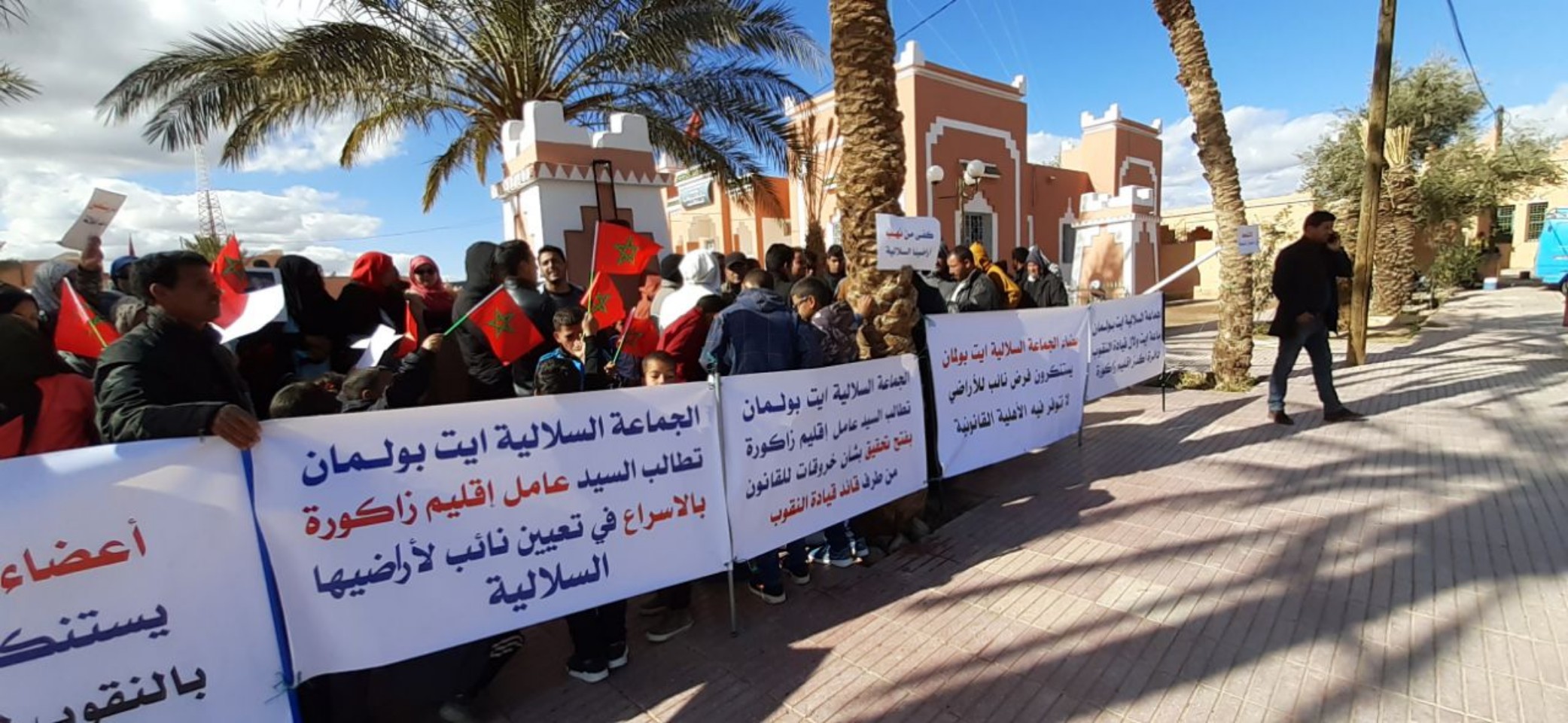 أعضاء الجماعة السلالية ايت بولمان وفخذتها ينتظرون من عامل زاكورة إبطال مهام نائب أراضي الجموع لقبيلة ايت يوسف اسعيد أعضاء الجماعة السلالية ايت بولمان وفخذتها ينتظرون من عامل زاكورة إبطال مهام نائب أراضي الجموع لقبيلة ايت يوسف اسعيد