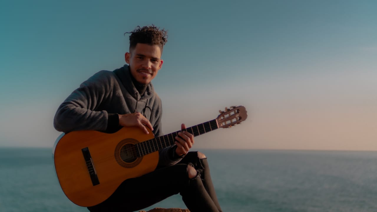 الشاب "المناني" يطلق أغنية "أرمّاض" للتنفيس عن معاناة الفراق