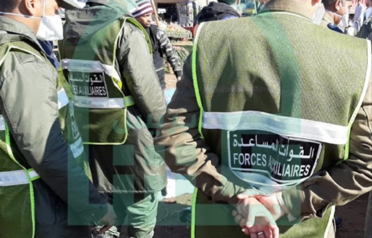 عنصر من القوات المساعدة يتعرض لطعنة سكين من طرف أحد الباعة المتجولين بمراكش عنصر من القوات المساعدة يتعرض لطعنة سكين من طرف أحد الباعة المتجولين بمراكش