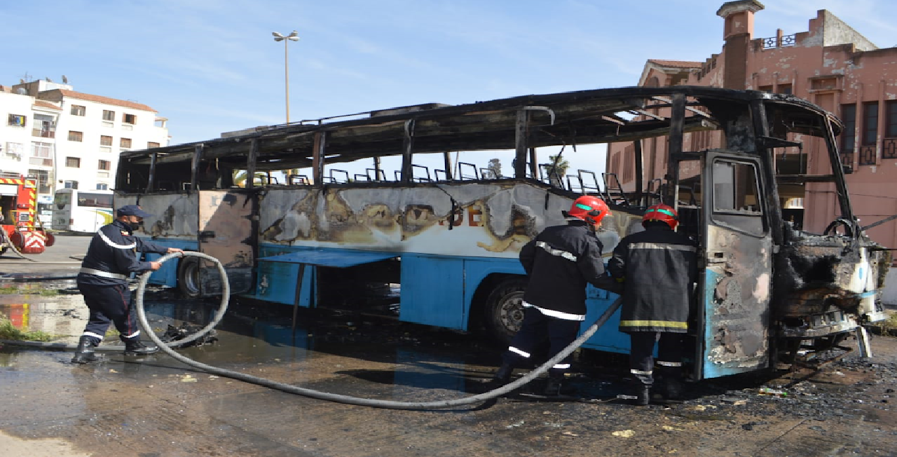 حادث "احتراق حافلة للنقل العمومي" بالمحطة الطرقية "يستنفر المسؤولين بسطات" حادث "احتراق حافلة للنقل العمومي" بالمحطة الطرقية "يستنفر المسؤولين بسطات"