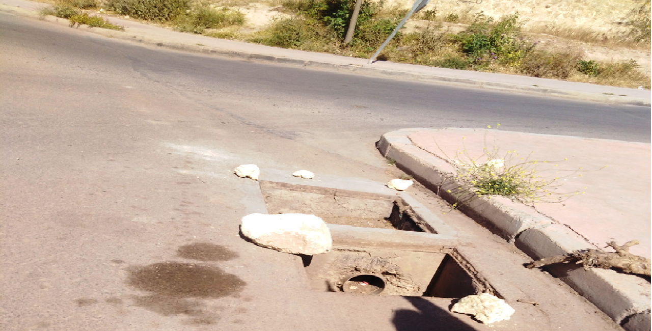 سرقة أغطية قنوات الصرف الصحي تعرض حياة المارة والسائقين للخطر سرقة أغطية قنوات الصرف الصحي تعرض حياة المارة والسائقين للخطر