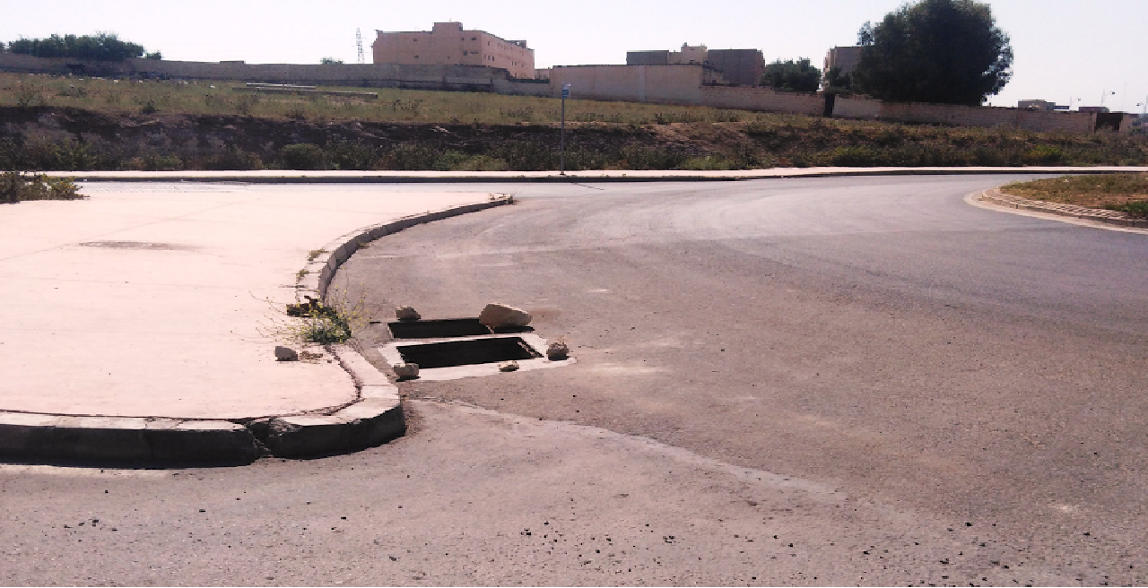 سرقة أغطية قنوات الصرف الصحي تعرض حياة المارة والسائقين للخطر سرقة أغطية قنوات الصرف الصحي تعرض حياة المارة والسائقين للخطر