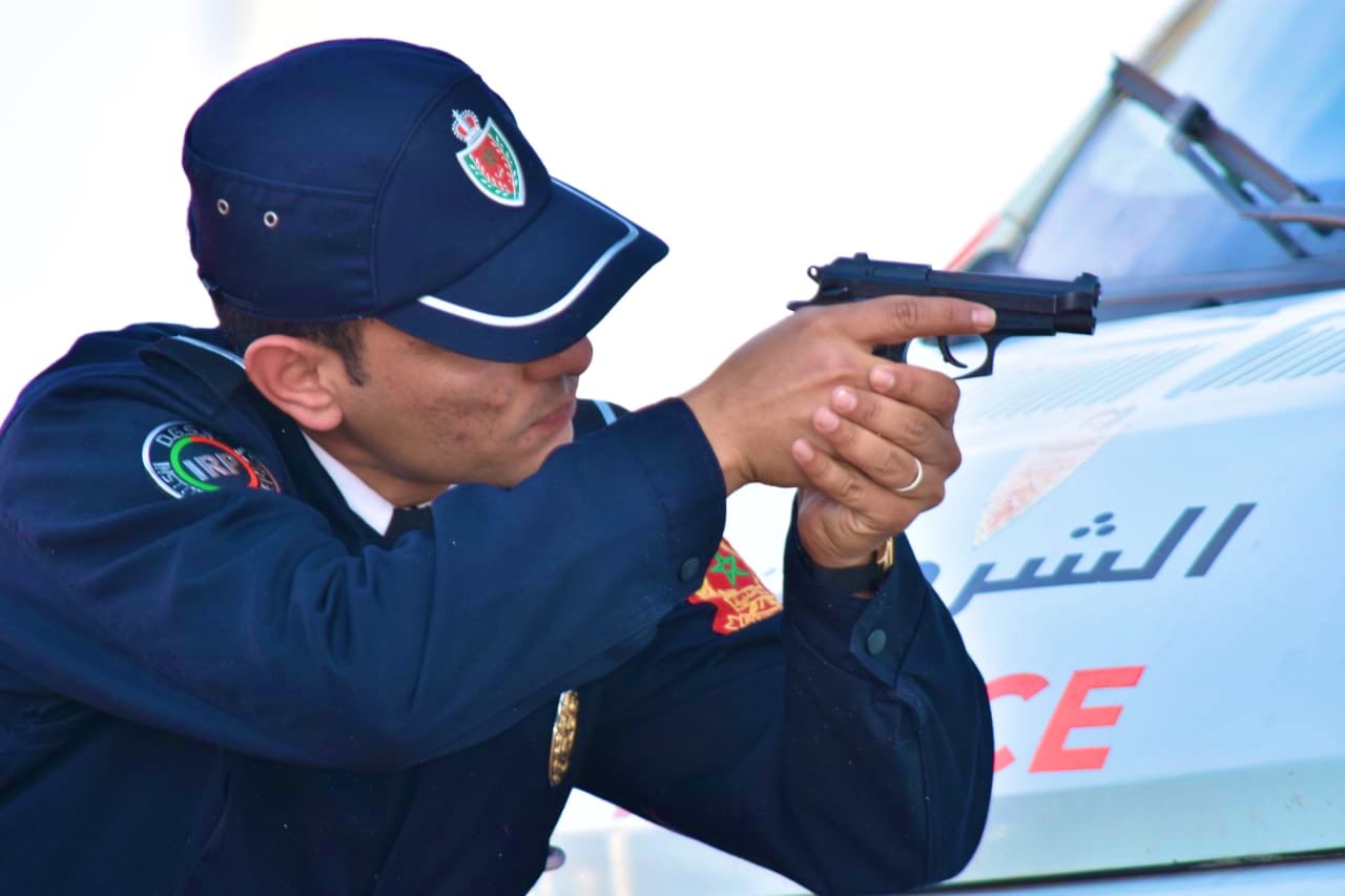 مقدم شرطة بفاس يشهر سلاحه الوظيفي لتوقيف شخص مسلح