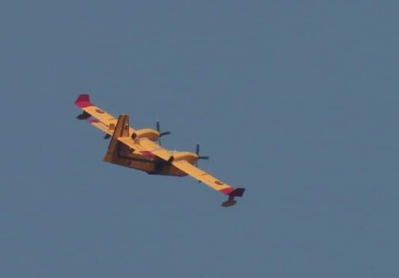 بالصور: طائرات القوات المسلحة الملكية تشرع في إخماد حرائق زاكورة