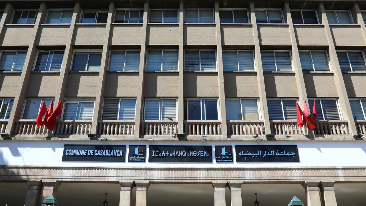 مجلس جماعة البيضاء ينهي ولايته بحرمان 1200 موظف من  تعويضاتهم