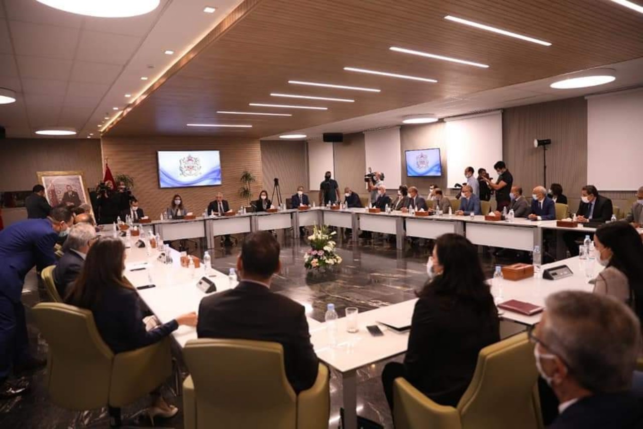 الأخ رياض مزور يستلم رسميا مهام وزارة الصناعة والتجارة الأخ رياض مزور يستلم رسميا مهام وزارة الصناعة والتجارة