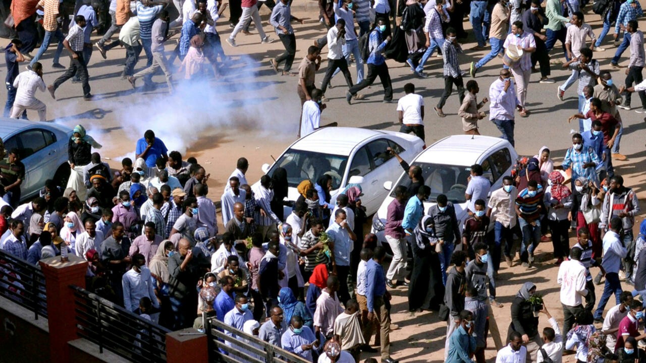 الشرطة تطلق الغاز المسيل للدموع على محتجين بالخرطوم