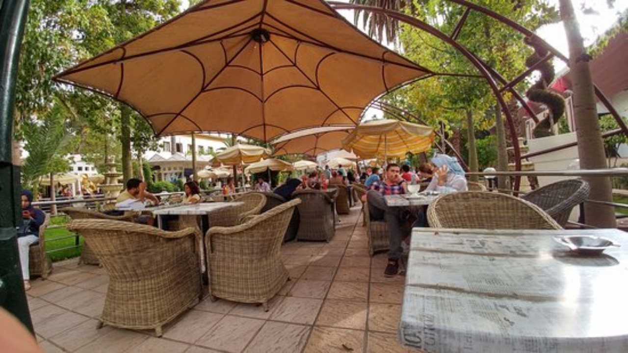 مقهى الفن السابع" بالرباط مهدد بالزوال بعد 23 سنة من إحداثه... فمن المسؤول؟ مقهى الفن السابع" بالرباط مهدد بالزوال بعد 23 سنة من إحداثه... فمن المسؤول؟