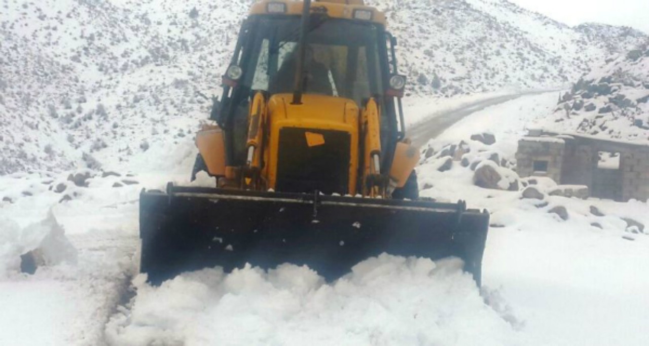وزارة‭ ‬التجهيز‭ ‬والماء‭ ‬تستنفر‭ ‬معداتها‭ ‬وعناصرها‭ ‬البشرية‭ ‬إثر‭ ‬التساقطات‭ ‬الثلجية‭ ‬الكثيفة‭