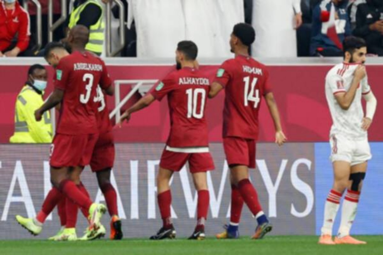قطر تبلغ نصف النهائي بفوز تاريخي على الإمارات