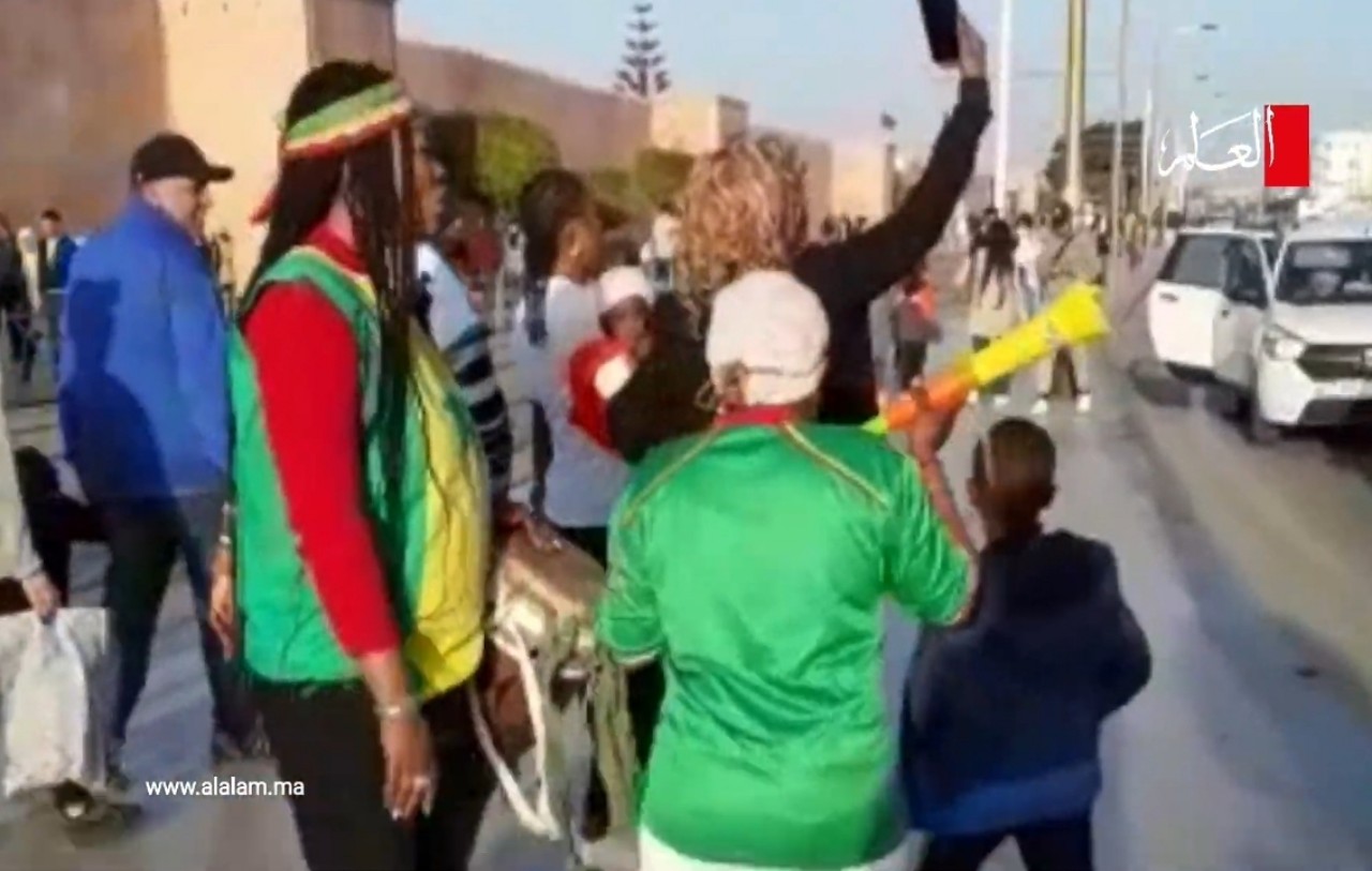 بالفيديو.. جانب من مشجعي منتخب السنغال يجوبون شوارع الرباط