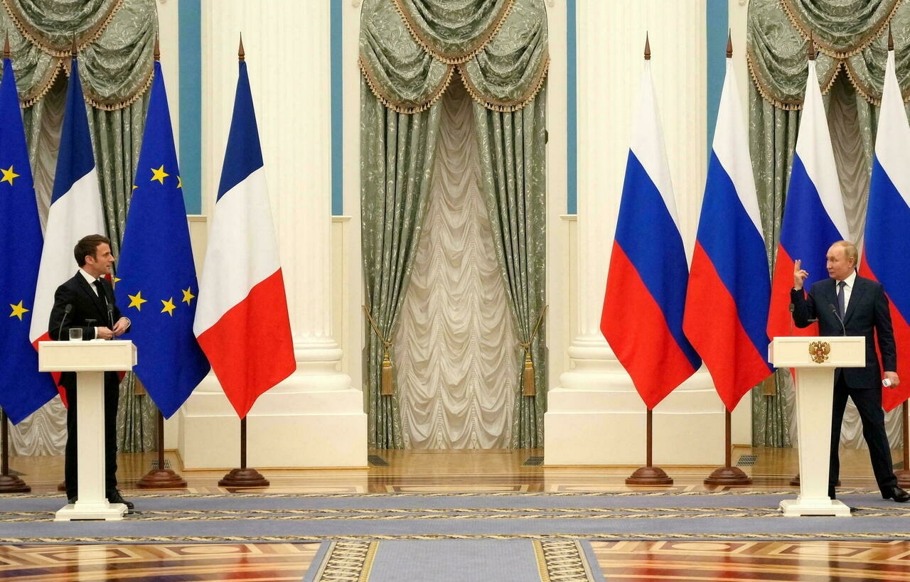 صورة.. هل هي إهانة من "بوتين" ل"ماكرون"؟   صورة.. هل هي إهانة من "بوتين" ل"ماكرون"؟