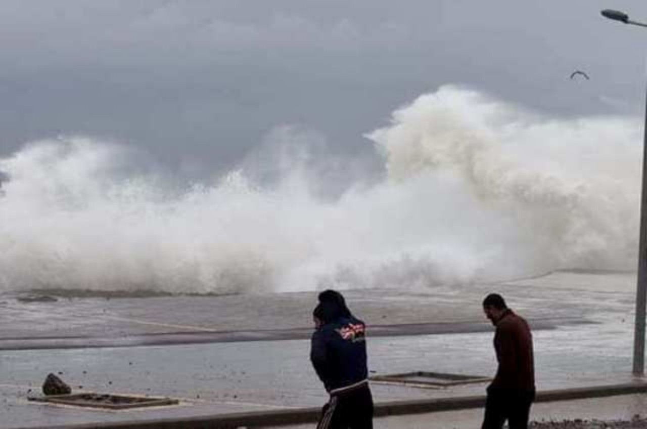 وزارة التجهيز تستعد لإنشاء حاجز صخري لحماية "كورنيش مدينة سلا" وزارة التجهيز تستعد لإنشاء حاجز صخري لحماية "كورنيش مدينة سلا"