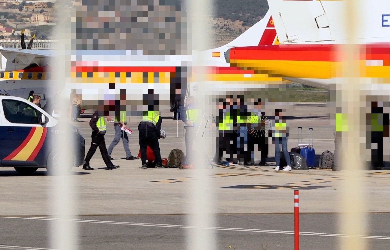 ترحيل مهاجرين سريين من إسبانيا إلى المغرب  ترحيل مهاجرين سريين من إسبانيا إلى المغرب