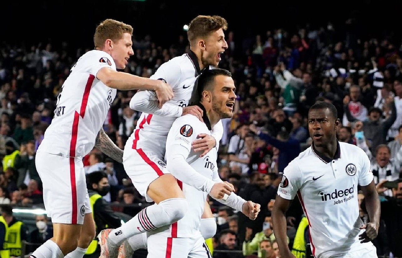 فرانكفورت يلقي ببرشلونة خارج يوروبا ليغ  
