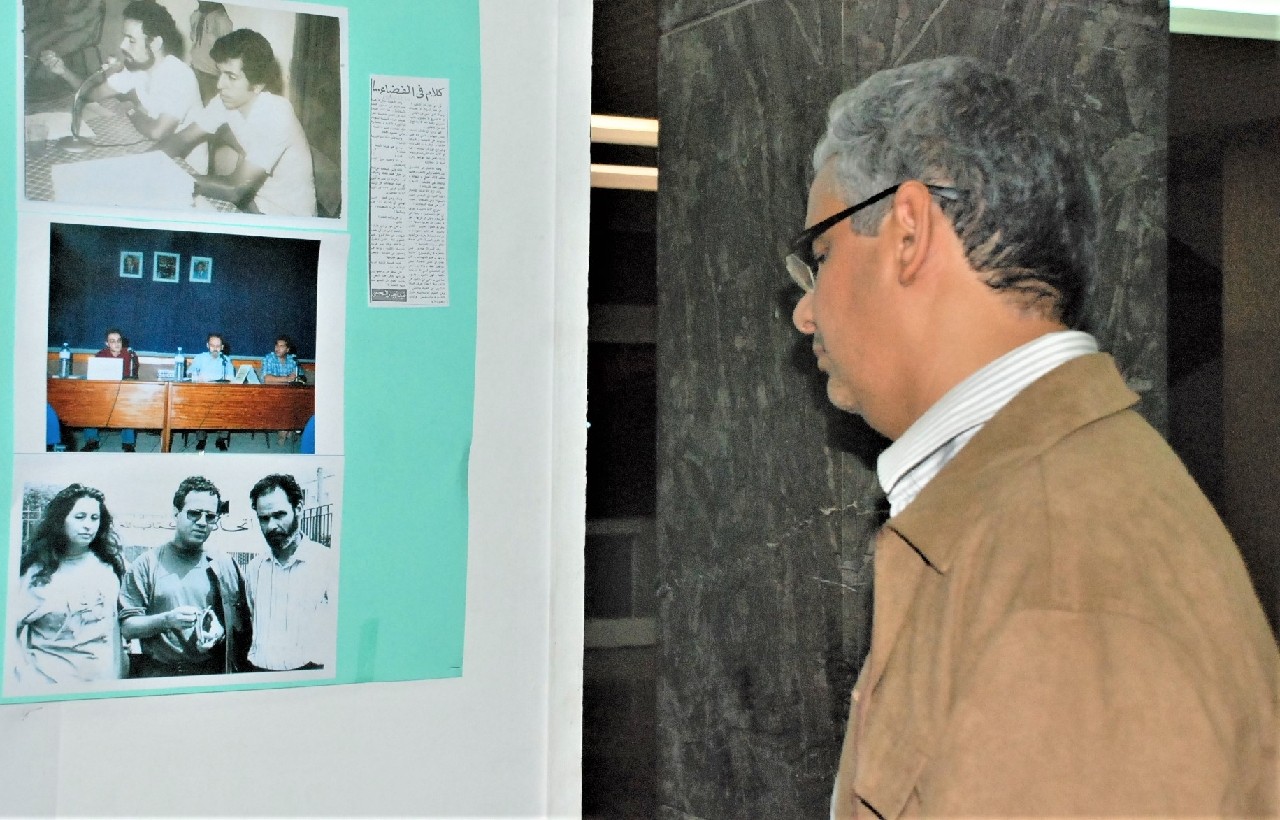 الأستاذ نزار بركة الأمين العام لحزب الاستقلال يتابع مجموعة من الصور التي تؤرخ لمسار الراحل عبد الجبار السحيمي