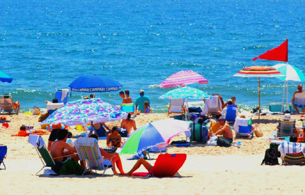 الحرارة تدفع ببعض الأسر للشواطئ نهاية الأسبوع الحرارة تدفع ببعض الأسر للشواطئ نهاية الأسبوع