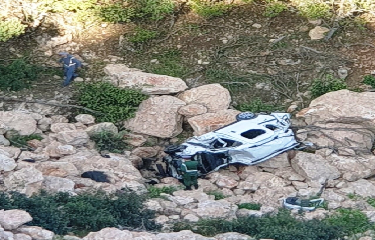 انقلاب سيارة على الطريق الوطنية 25 يستنفر الدرك الملكي والسلطة المحلية بأفورار انقلاب سيارة على الطريق الوطنية 25 يستنفر الدرك الملكي والسلطة المحلية بأفورار