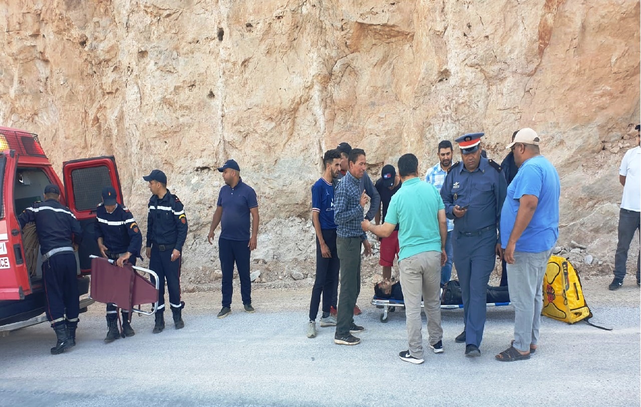 انقلاب سيارة على الطريق الوطنية 25 يستنفر الدرك الملكي والسلطة المحلية بأفورار انقلاب سيارة على الطريق الوطنية 25 يستنفر الدرك الملكي والسلطة المحلية بأفورار