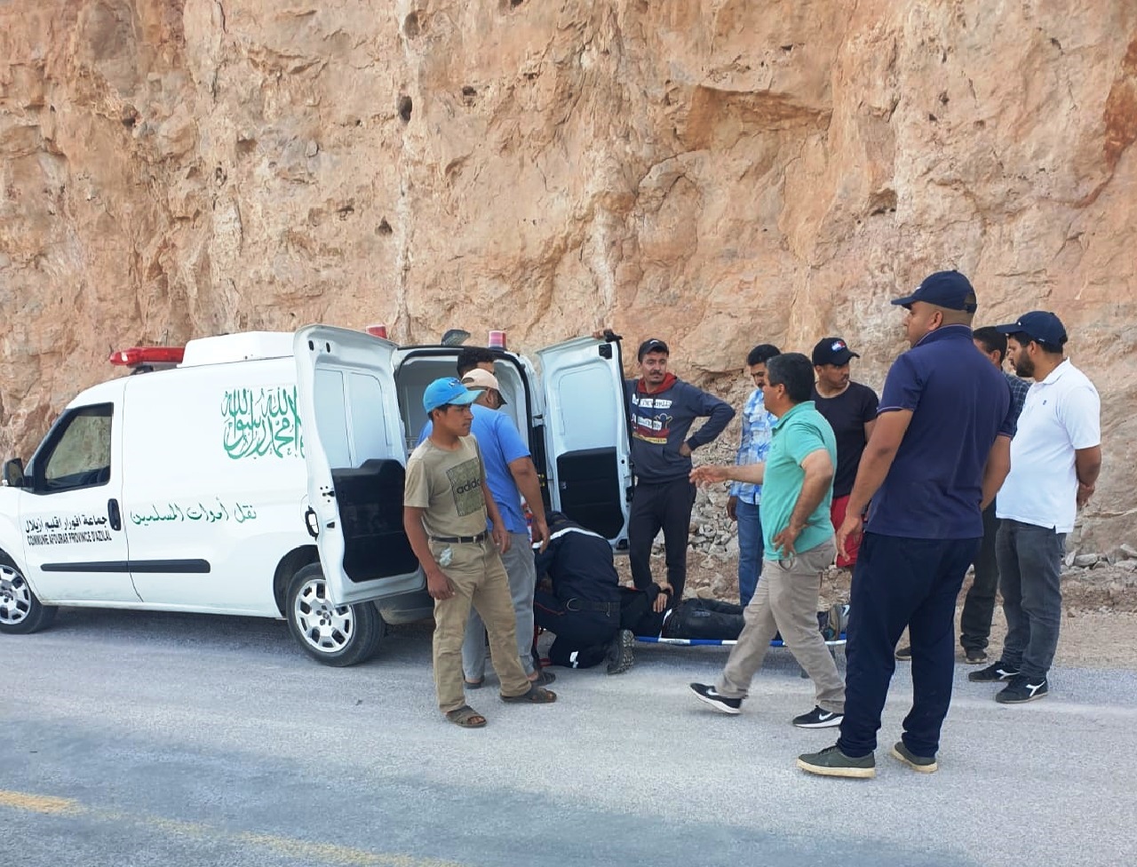 انقلاب سيارة على الطريق الوطنية 25 يستنفر الدرك الملكي والسلطة المحلية بأفورار انقلاب سيارة على الطريق الوطنية 25 يستنفر الدرك الملكي والسلطة المحلية بأفورار