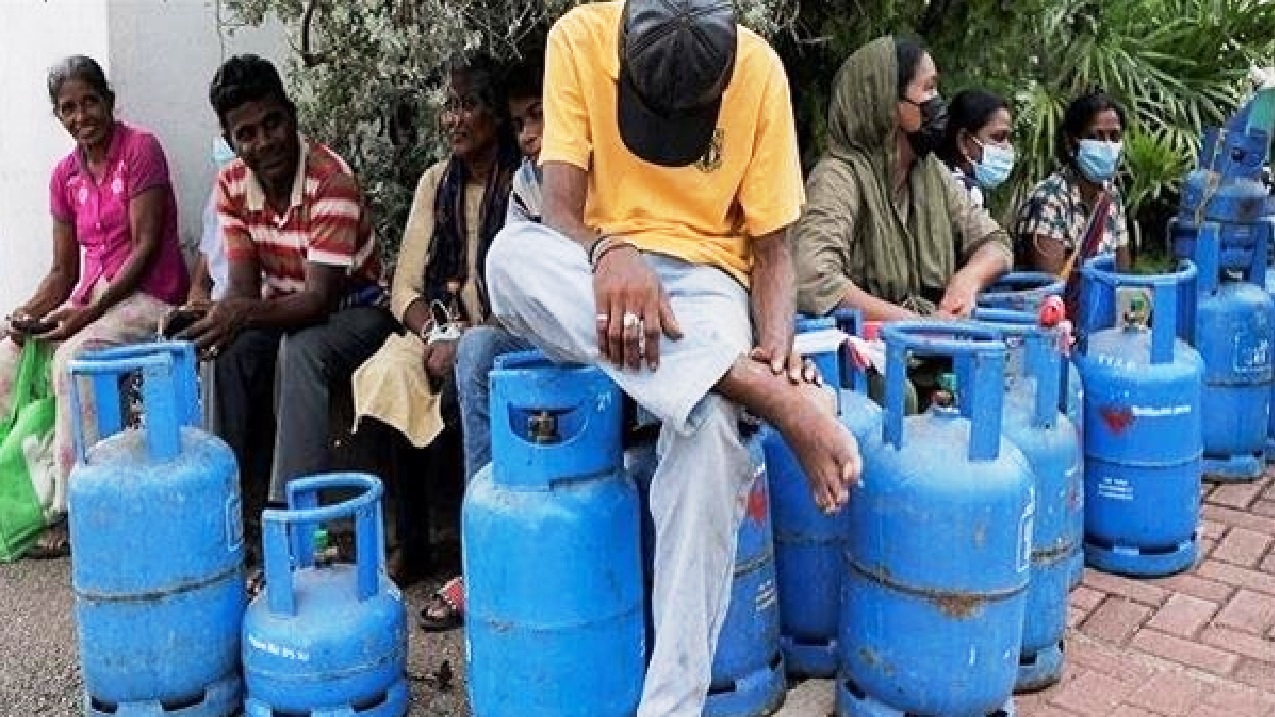 لمواجهة النقص الحاد في الوقود.. سريلانكا تغلق المدارس وتحد من العمل