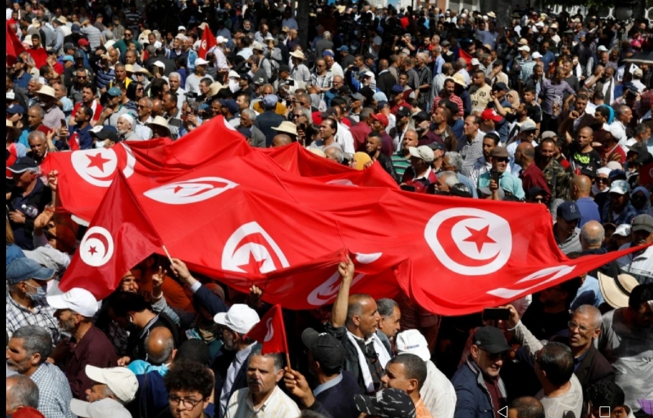 احتجاجات جماهيرية بتونس والسلطات تتدخل