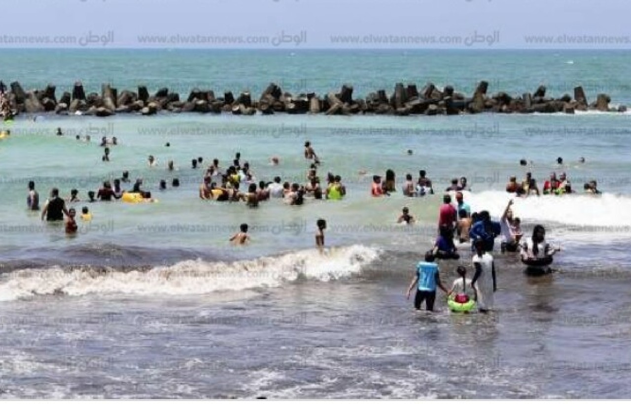 حملة موسعة ضد المظلات والطاولات المحتلة لرمال الشواطئ 