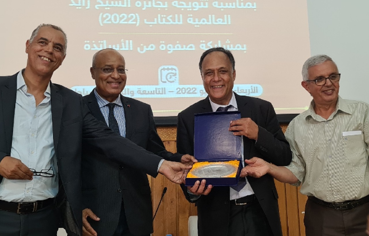 تكريم خاص لمحمد الداهي المتوج بجائزة الشيخ زايد للكتاب تكريم خاص لمحمد الداهي المتوج بجائزة الشيخ زايد للكتاب