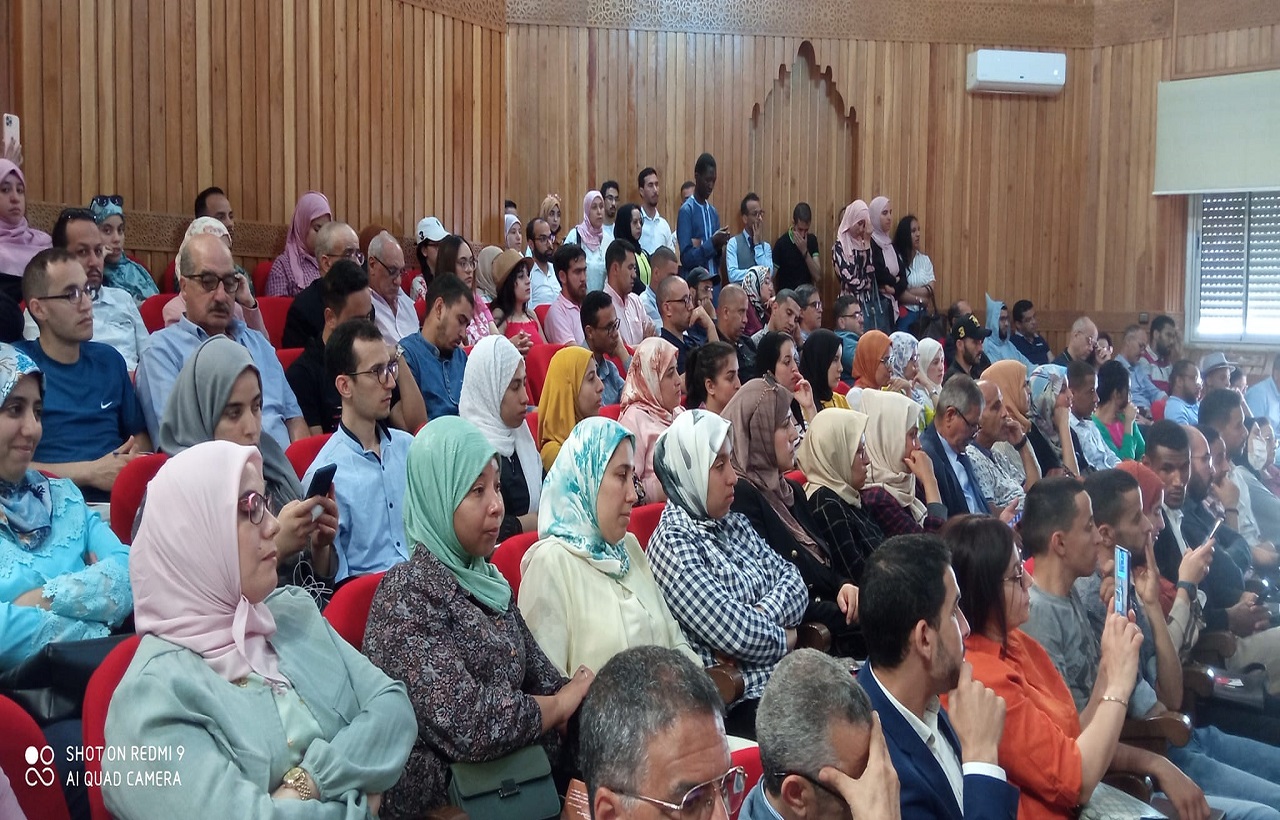 تكريم خاص لمحمد الداهي المتوج بجائزة الشيخ زايد للكتاب تكريم خاص لمحمد الداهي المتوج بجائزة الشيخ زايد للكتاب