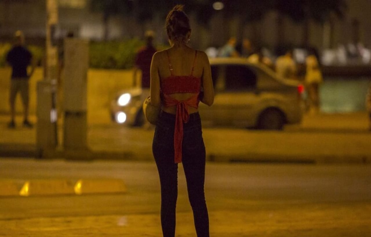 غلاء المعيشة يدفع النساء في بريطانيا إلى سوق الدعارة!
