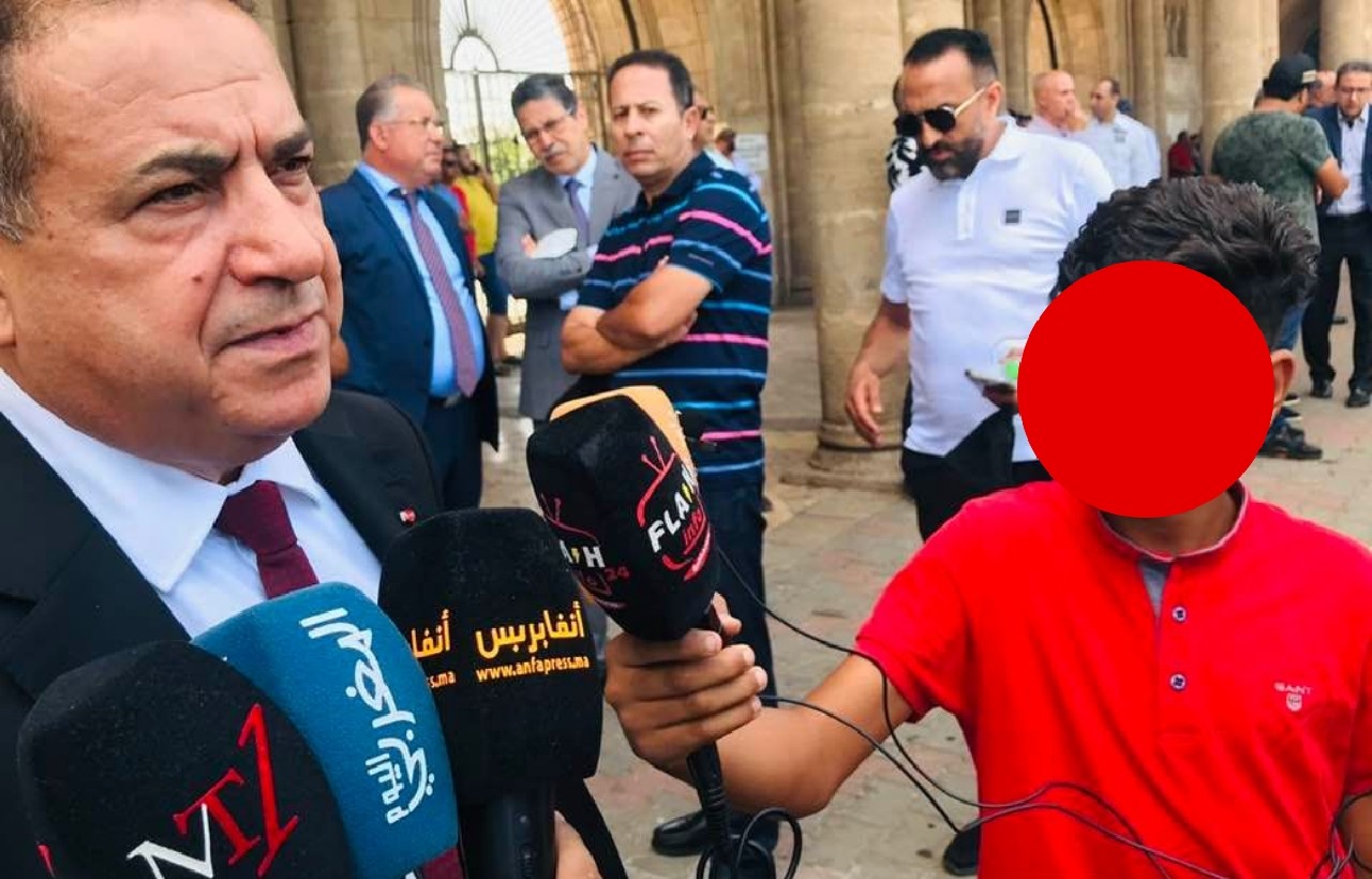 ميكروفون بيد طفل وانتحال صفة... ميكروفون بيد طفل وانتحال صفة...