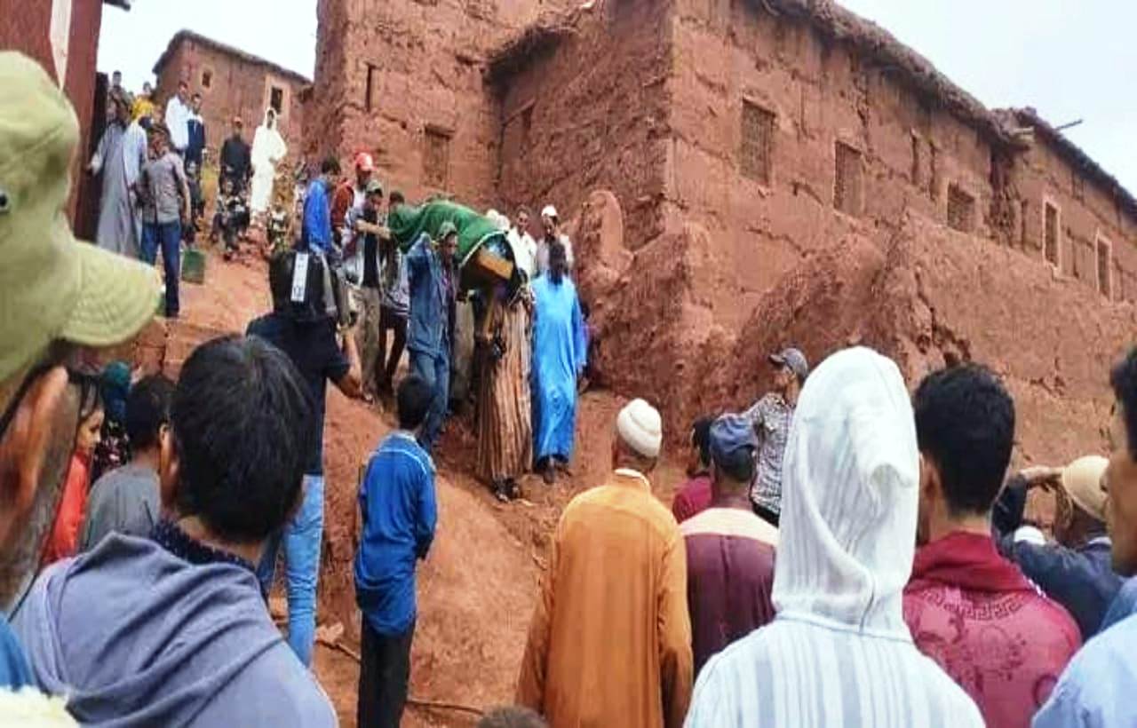عامل إقليم أزيلال يقدم واجب العزاء لأسرة الضحيتين اللتين جرفتهما فيضانات ترسال