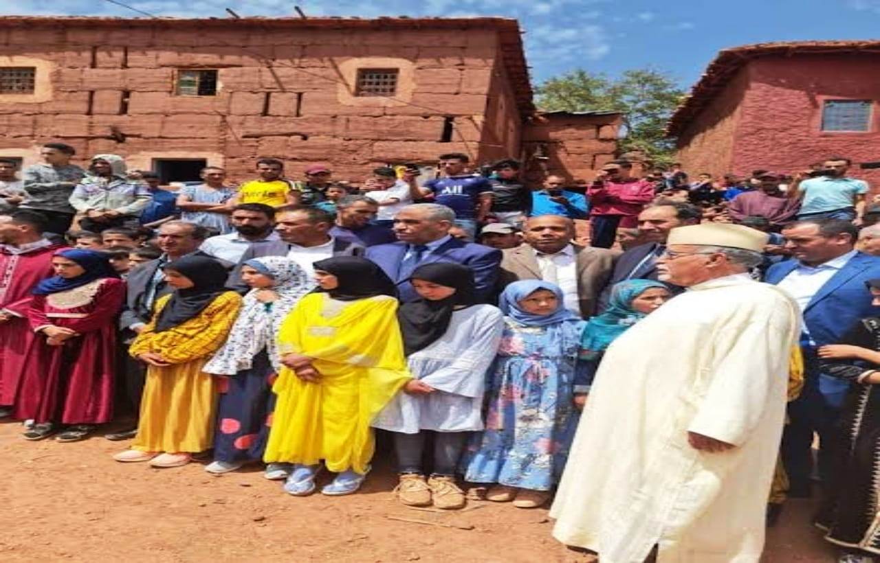 عامل إقليم أزيلال يقدم واجب العزاء لأسرة الضحيتين اللتين جرفتهما فيضانات ترسال