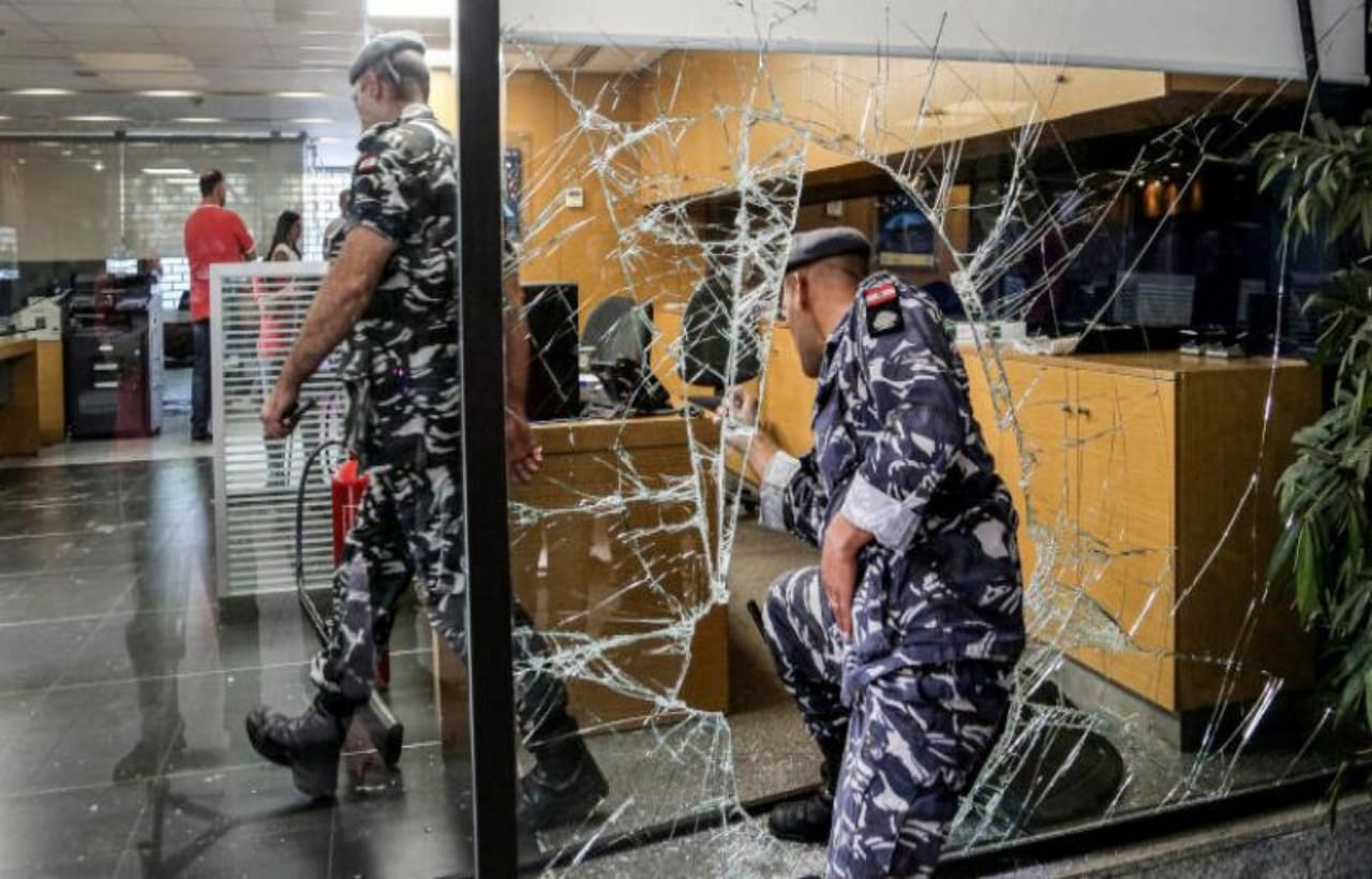 موجة غضب تجتاح لبنان.. اقتحام للأبناك وقلق من انفلات أمني موجة غضب تجتاح لبنان.. اقتحام للأبناك وقلق من انفلات أمني