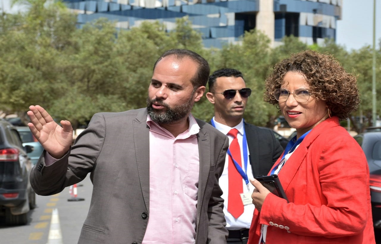 ممثلة البعثة الأوروبية رفقة عادل تشيكيطو رئيس العصبة المغربية للدفاع عن حقوق الإنسان