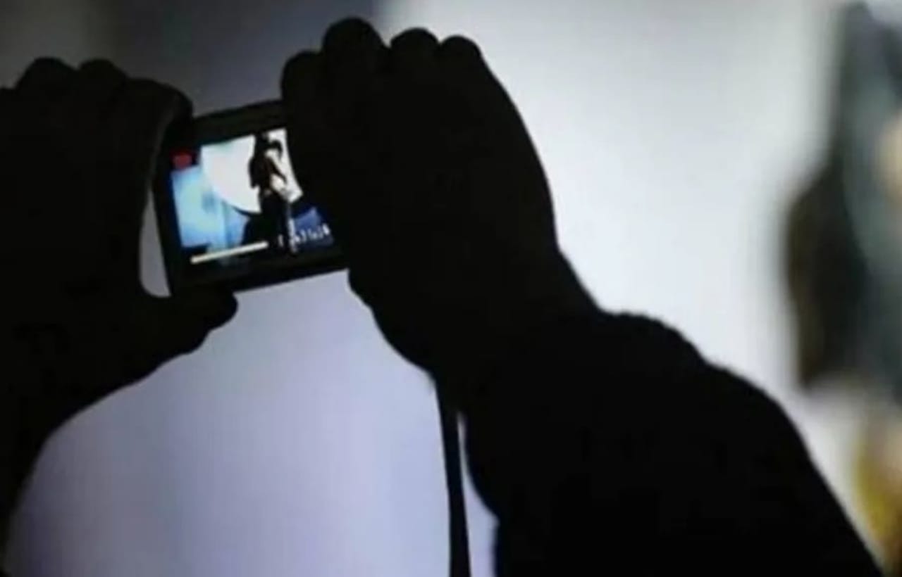 تداول فيديوهات جنسية لرئيس جماعة بإقليم الحوز تداول فيديوهات جنسية لرئيس جماعة بإقليم الحوز