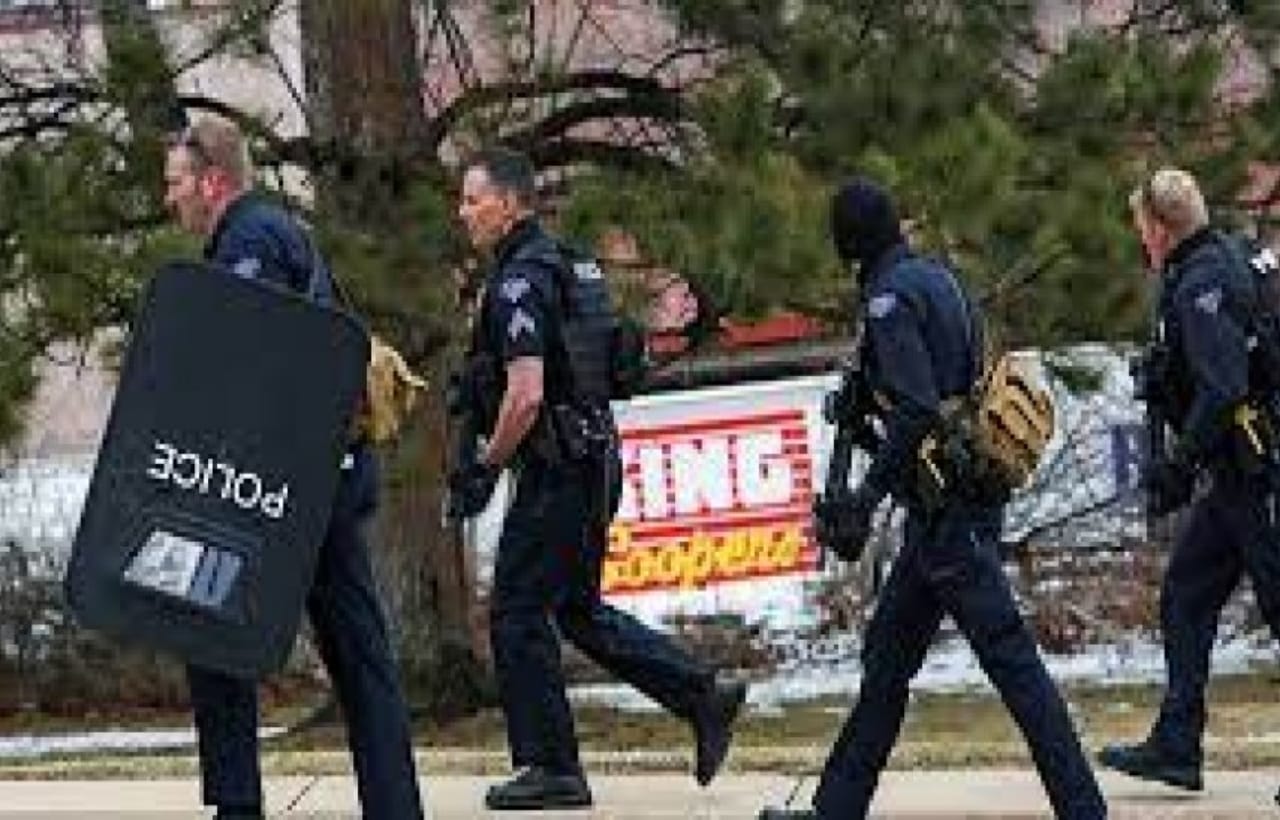 إطلاق نار في كارولاينا الأمريكية يُسْفِرْ عن قتلى بينهم شرطي إطلاق نار في كارولاينا الأمريكية يُسْفِرْ عن قتلى بينهم شرطي